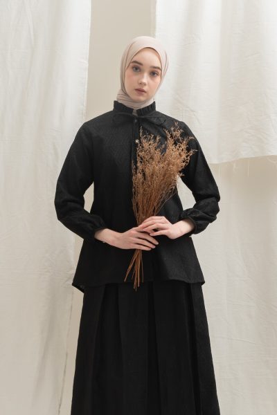 Blus Dayna Ruffle Ghia Hitam