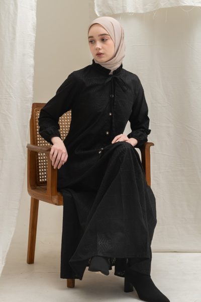 Blus Dayna Ruffle Ghia Hitam Big Size