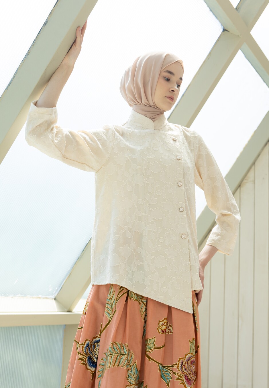 Kebaya Janggan Xavia Vanilla Cream Big Size - Image 4