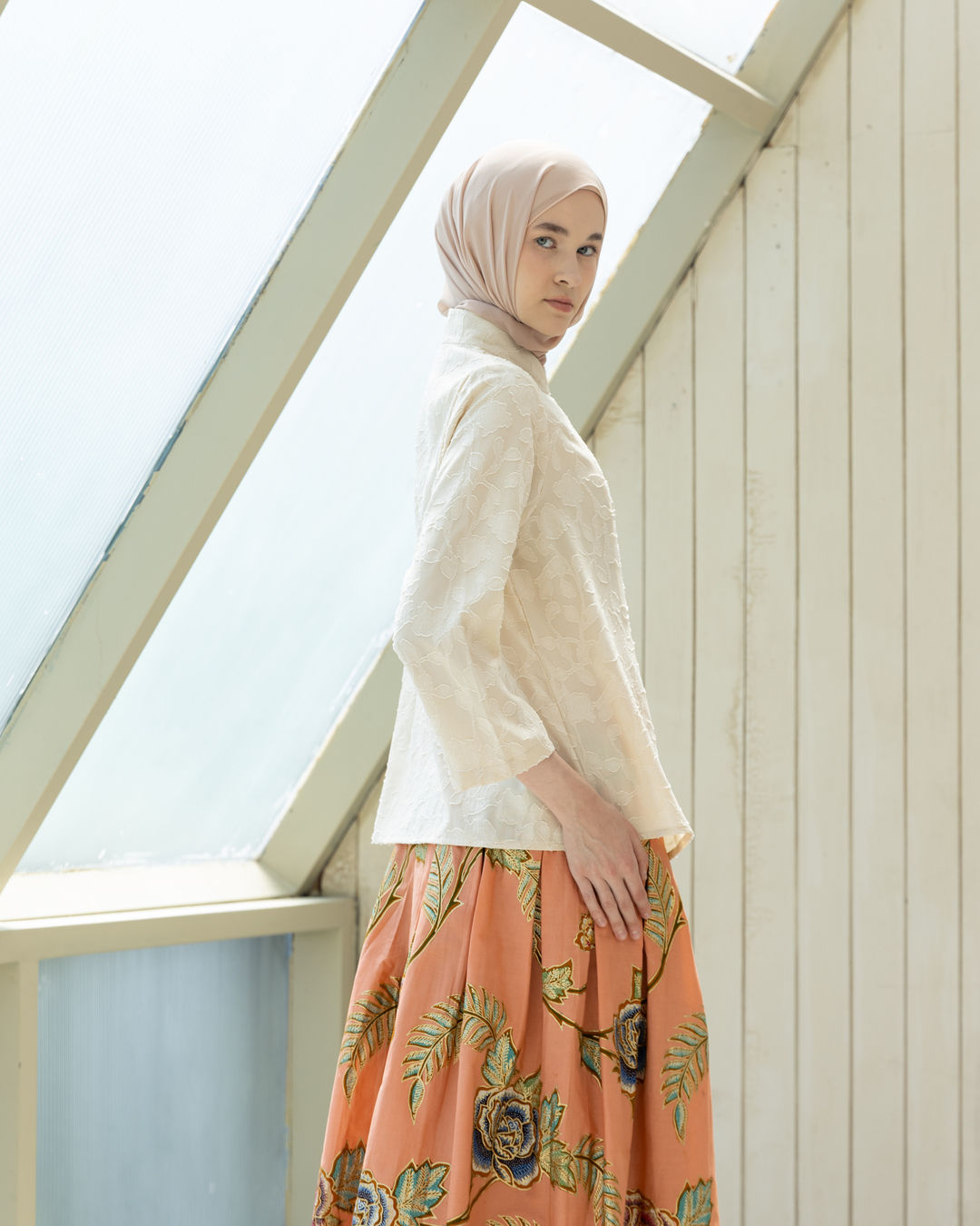 Kebaya Janggan Xavia Vanilla Cream Big Size - Image 6