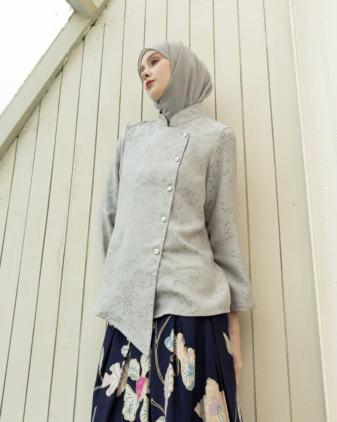 Kebaya Janggan Tamira Silver Grey - Image 12