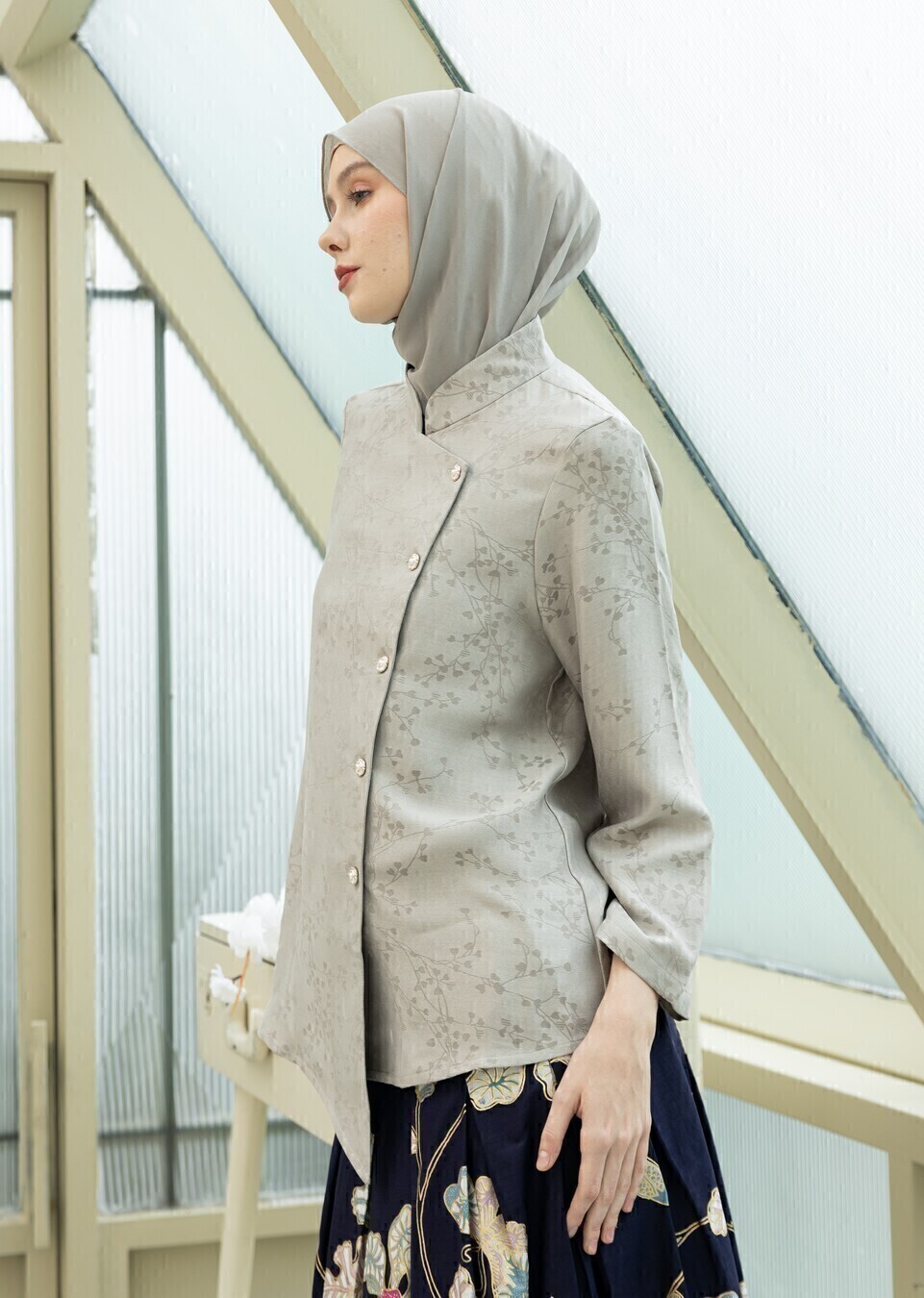 Kebaya Janggan Tamira Silver Grey - Image 11