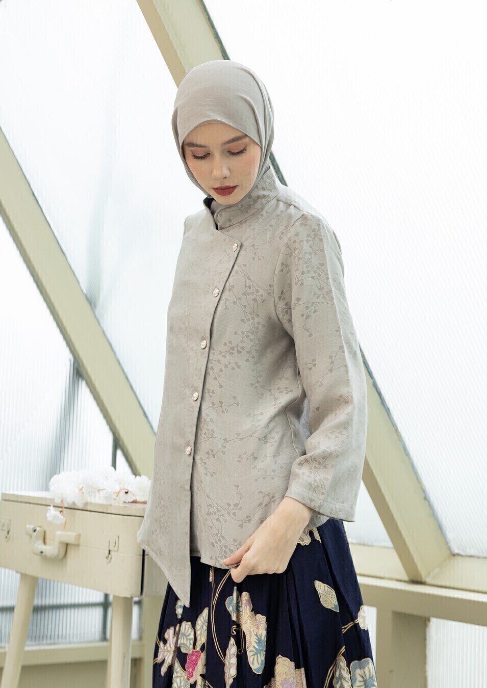 Kebaya Janggan Tamira Silver Grey - Image 10