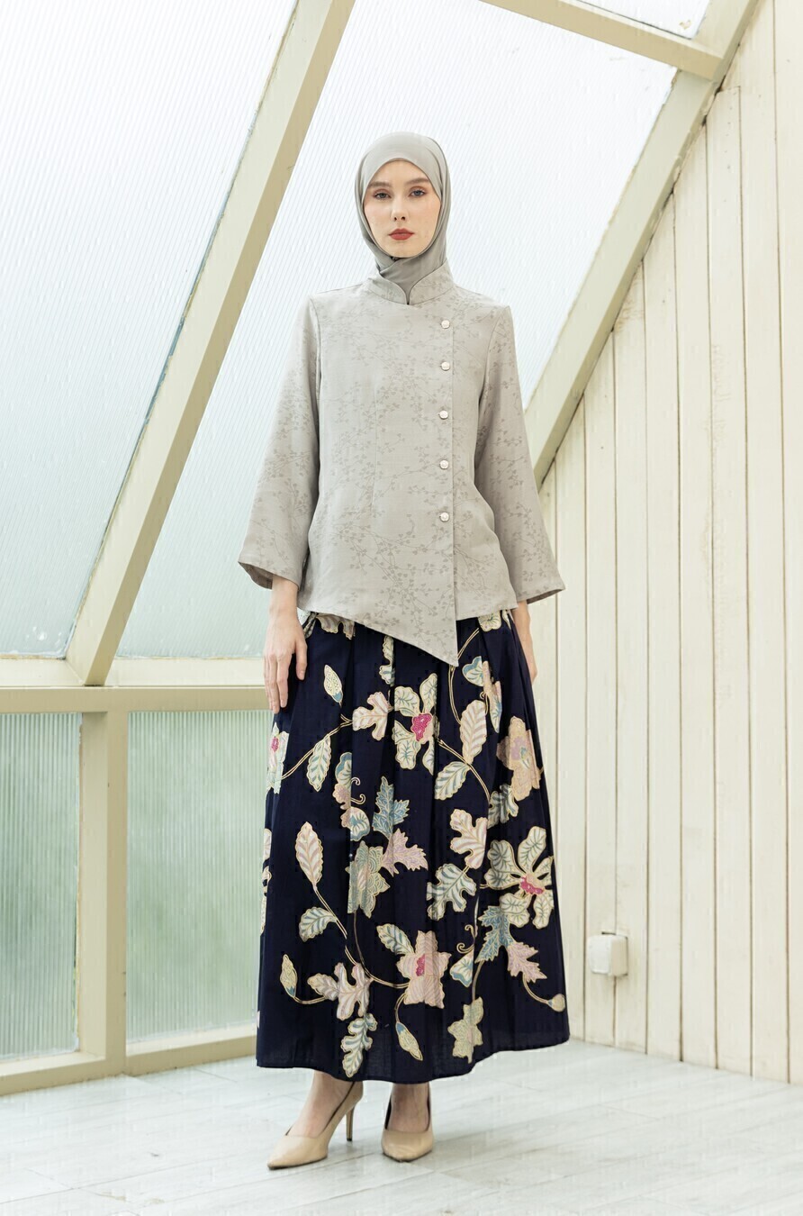 Kebaya Janggan Tamira Silver Grey - Image 9