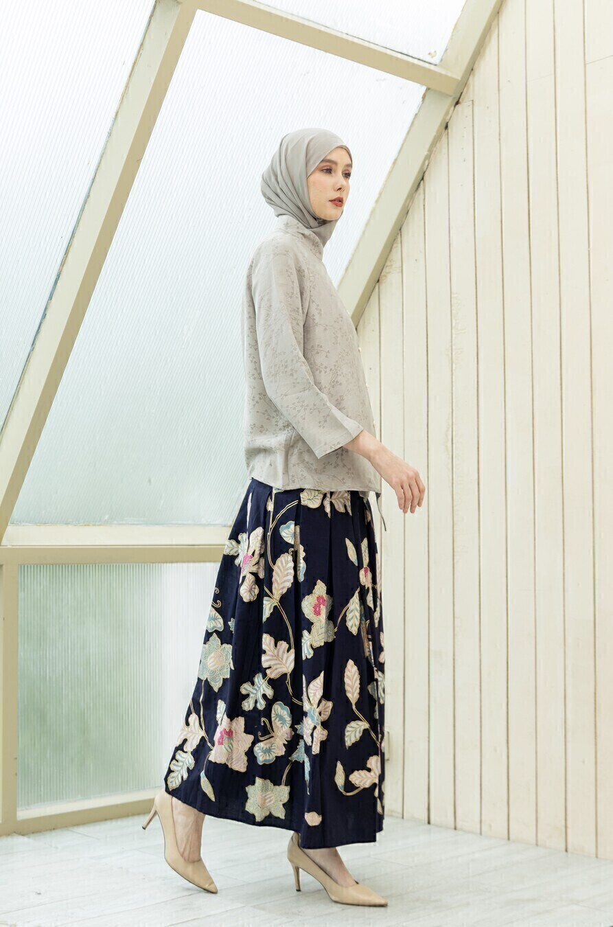 Kebaya Janggan Tamira Silver Grey - Image 8