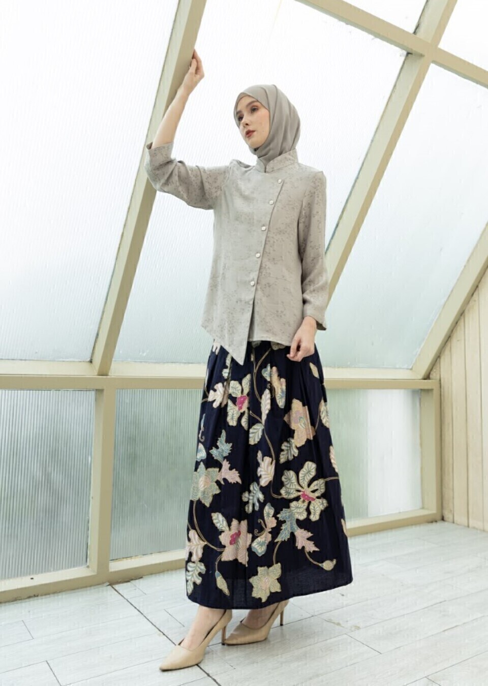 Kebaya Janggan Tamira Silver Grey - Image 7