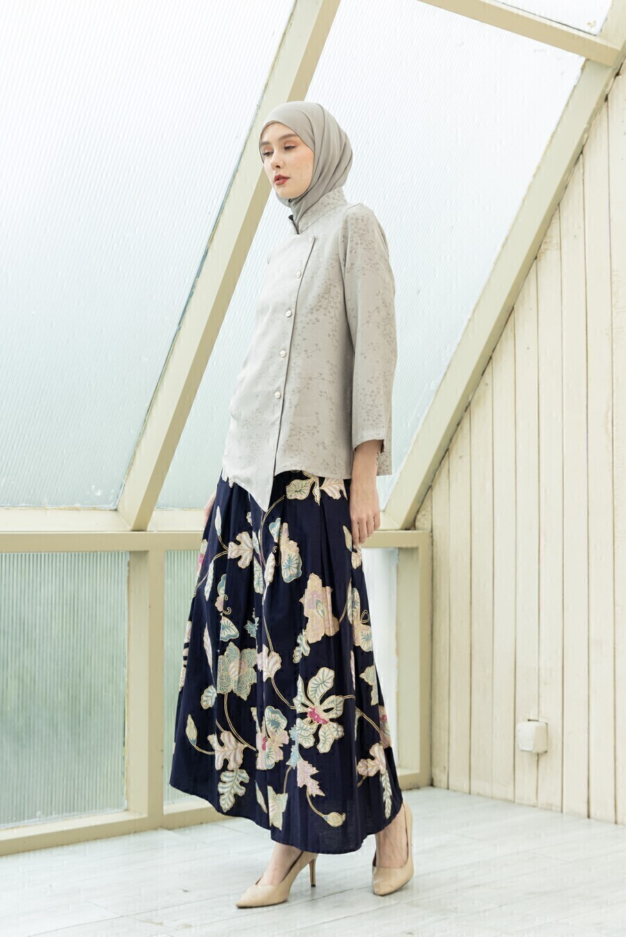Kebaya Janggan Tamira Silver Grey - Image 6