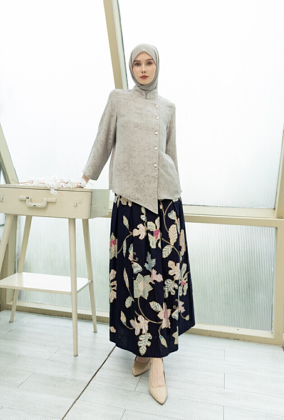 Kebaya Janggan Tamira Silver Grey - Image 5