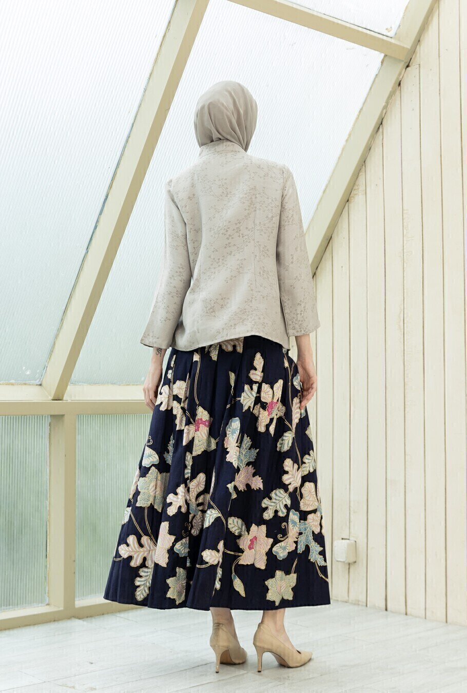 Kebaya Janggan Tamira Silver Grey - Image 4